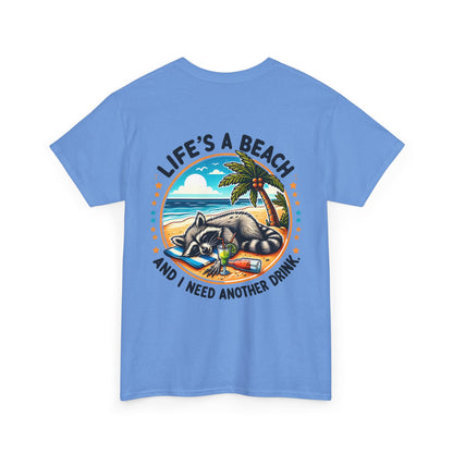Weißes Unisex T-Shirt mit liegendem Waschbär am Strand, Cocktailglas und dem Spruch „Life’s a Beach – And I Need Another Drink“