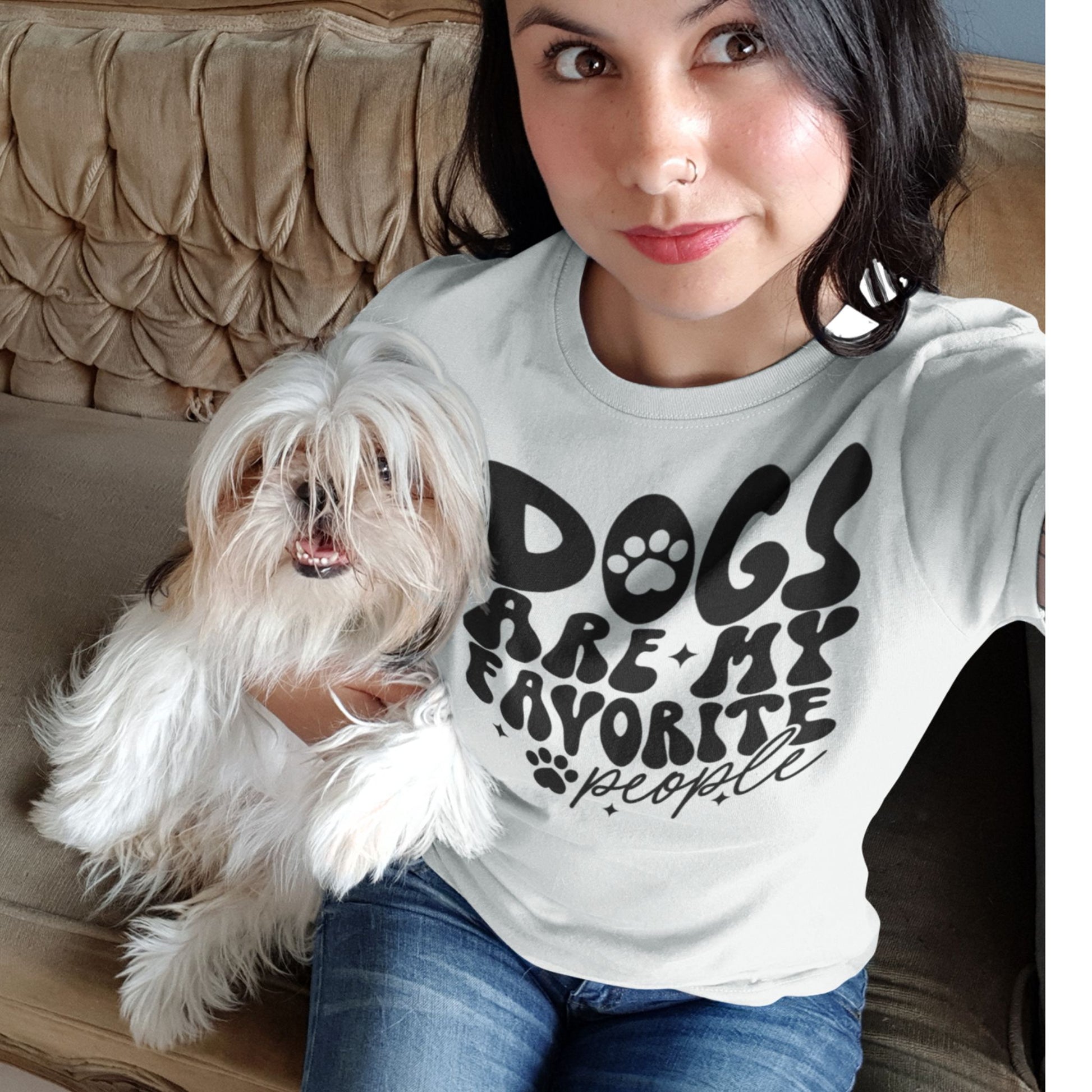 Frau kuschelt mit Hund und trägt Weißes T-Shirt mit schwarzem Spruch „Dogs Are My Favorite People“ – Lustiges Hunde Shirt für Männer und Frauen