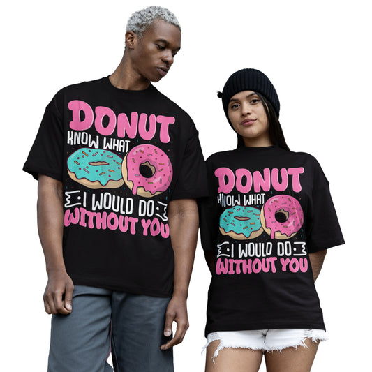 Mann und FRau tragen Schwarzes T-Shirt mit buntem Aufdruck „Donut know what I would do without you“ und zwei Donuts – lustiges Geschenk für Donut-Fans, Partner & Freunde

