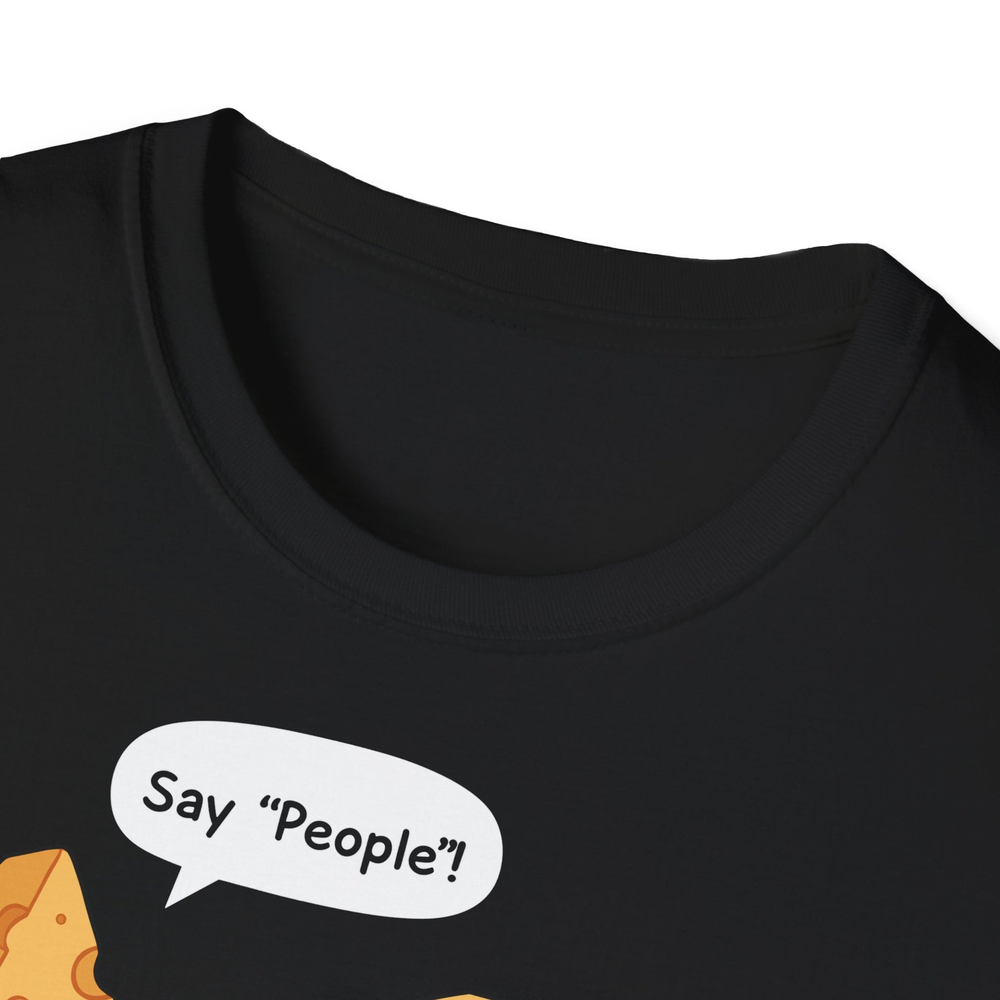 Schwarzes Unisex T-Shirt mit Cartoon-Käsefiguren, die ein Foto machen und dem Spruch „Say People?“ als Wortspiel auf „Say Cheese“