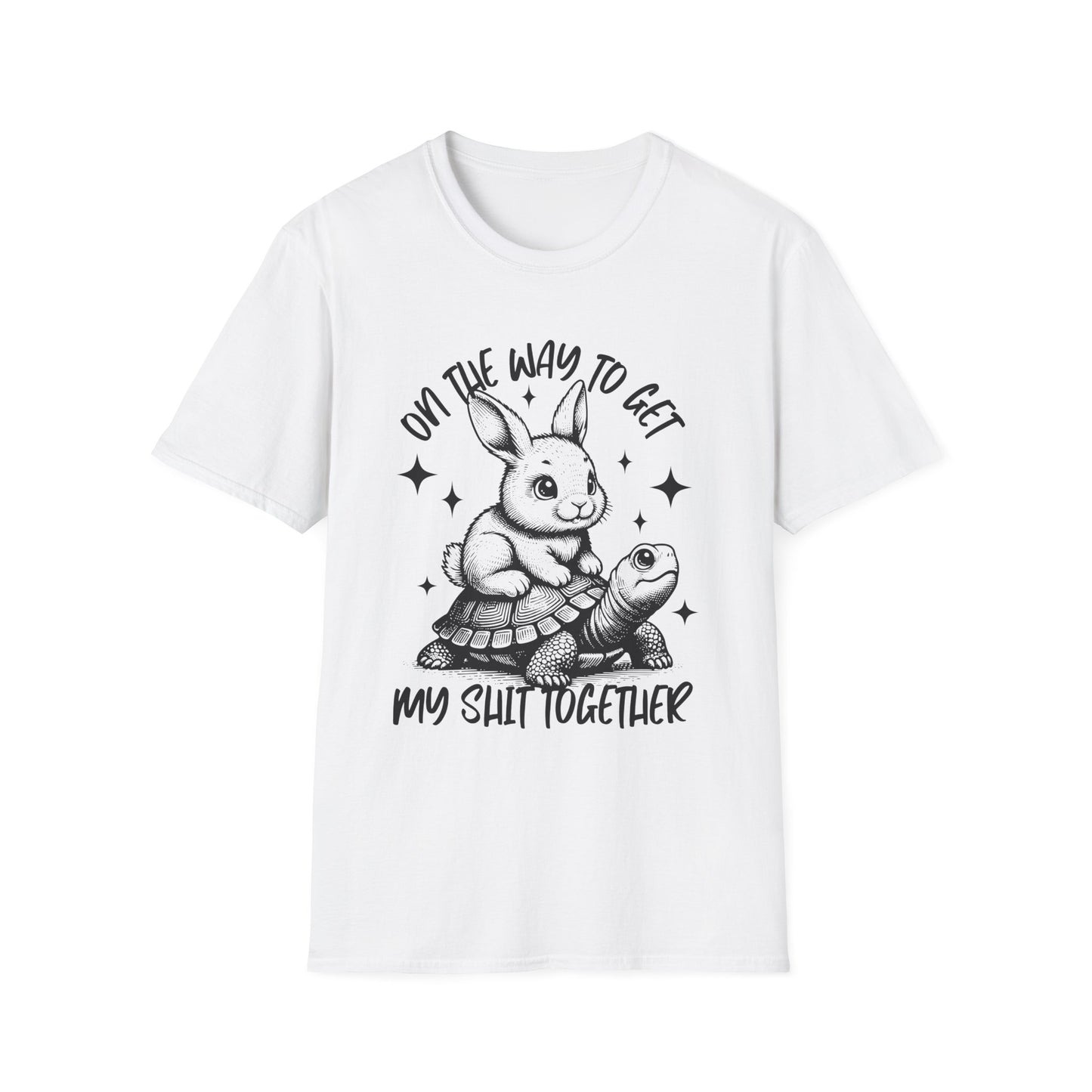 Weißes T-Shirt mit schwarzem Aufdruck: Ein Hase reitet auf einer Schildkröte mit dem Spruch „On the way to get my shit together“.