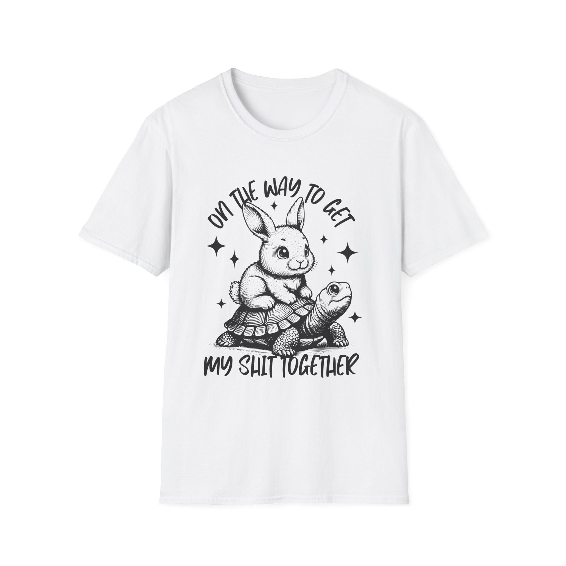 Weißes T-Shirt mit schwarzem Aufdruck: Ein Hase reitet auf einer Schildkröte mit dem Spruch „On the way to get my shit together“.
