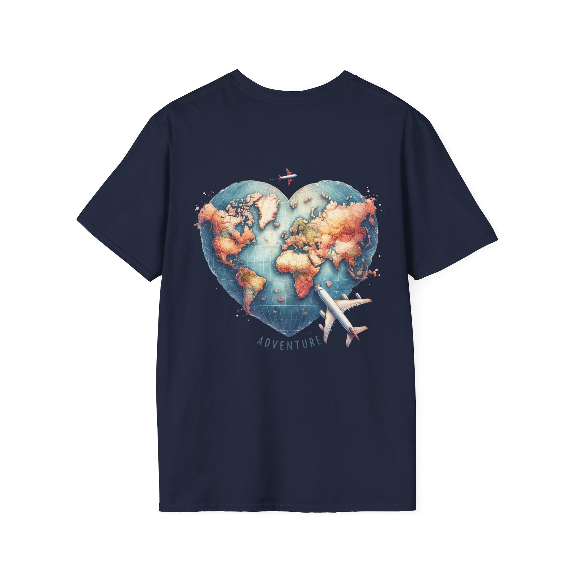 Navyblaues Unisex T-Shirt mit großem Rückenmotiv: Weltkarte in Herzform mit Flugzeug – Aufdruck „Adventure“, ideal für Reise-Fans.