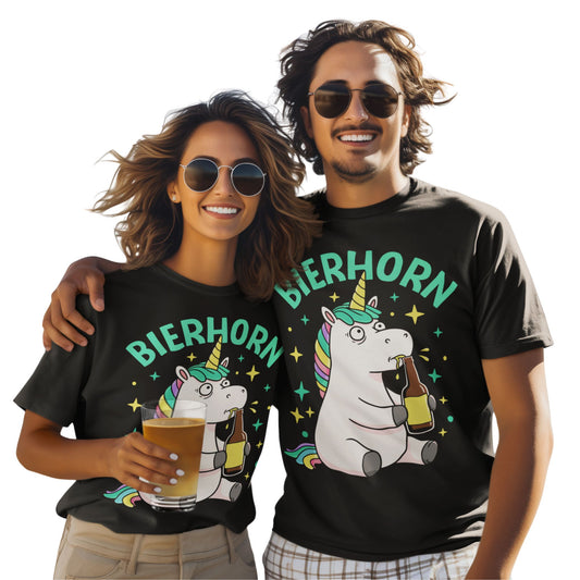 Schwarzes Unisex T-Shirt mit bunter Einhorn-Illustration, das ein Bier trinkt und dem Schriftzug „Bierhorn“ – ideal für Partys und Festivals