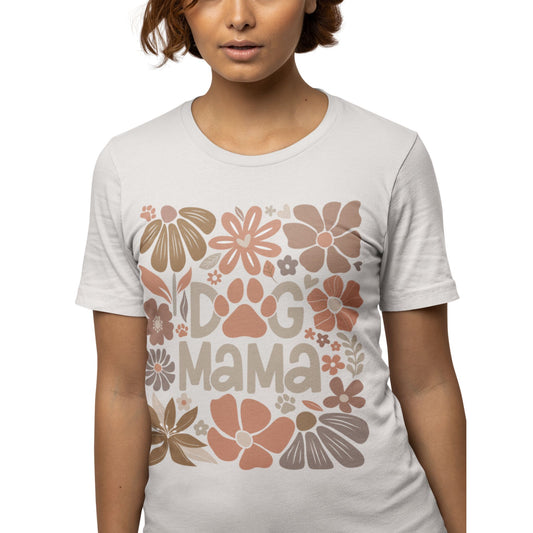 Frau trägt Dog Mama T-Shirt in Beige mit buntem Blumenmuster und Schriftzug – Damen Hundeliebhaber Shirt, perfektes Geschenk für Hundebesitzerinnen