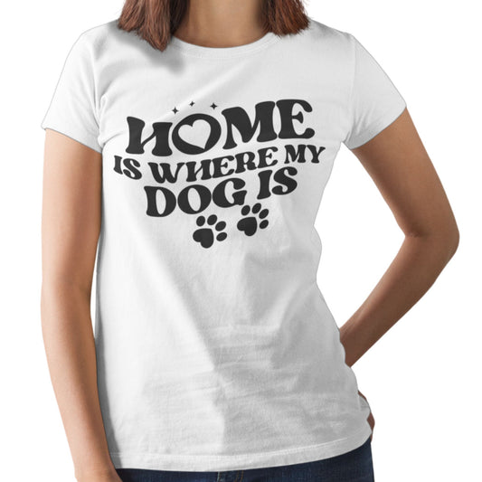 Frau trägt Weißes T-Shirt mit schwarzem Aufdruck „Home Is Where My Dog Is“ und Pfotenmotiv – Hunde Funshirt für Männer und Frauen

