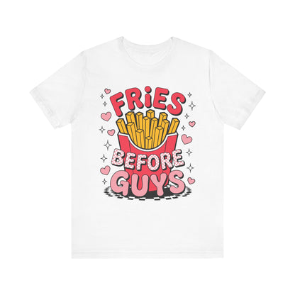 Fries Before Guys T-Shirt in Weiß – Lustiges Statement Shirt mit Pommes-Grafik und pinker Schrift für Damen & Herren

