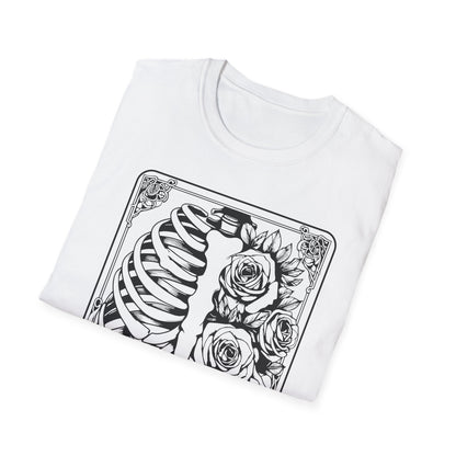 Cooles T-Shirt mit Skelett und Rosen, ideal für Fans von Tarot oder Gothic-Stil.