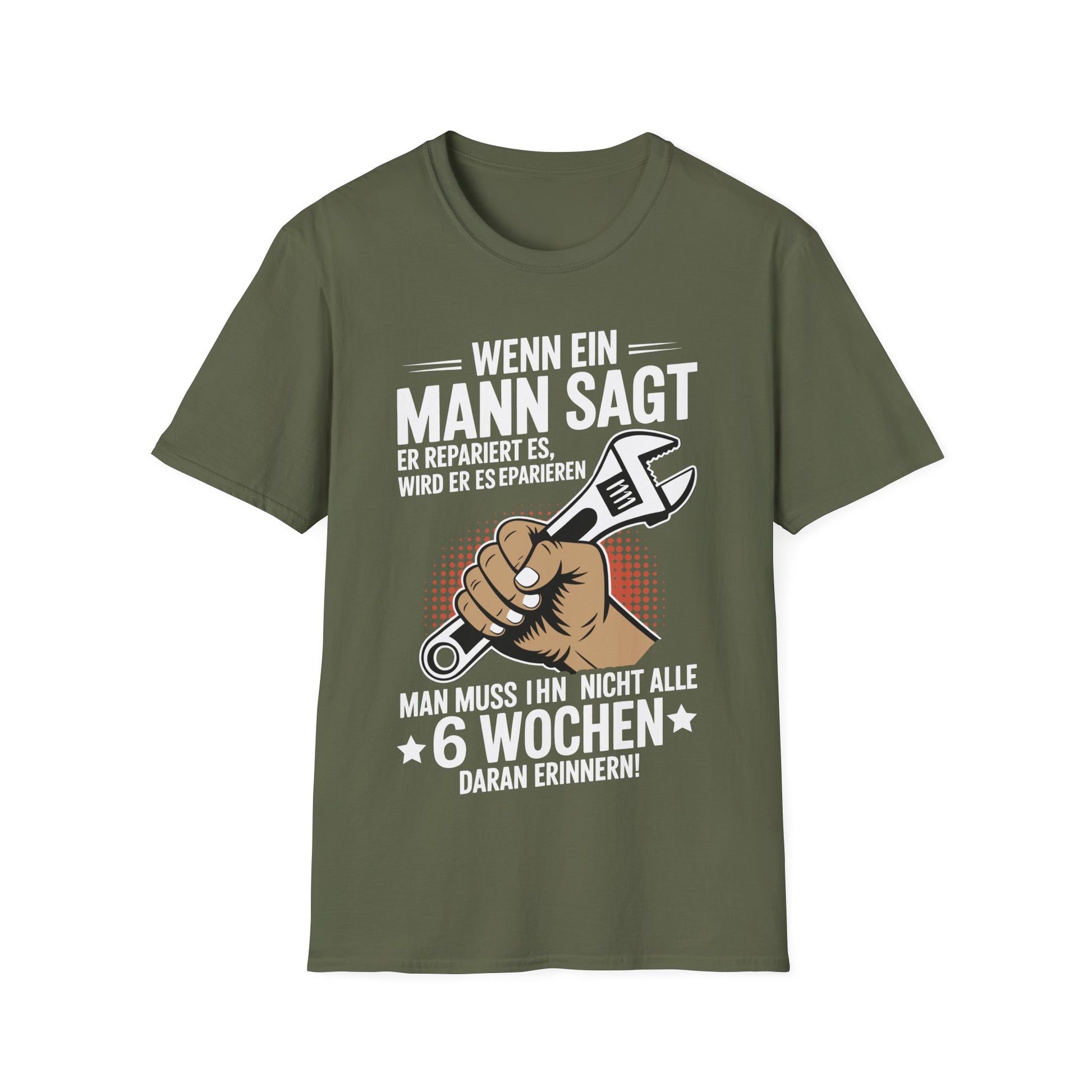 Military Green Reparatur Humor T-Shirt mit Spruch „Wenn ein Mann sagt, er repariert es…“ und Illustration einer Hand mit Schraubenschlüssel – erhältlich in Schwarz, Military Green und Grau