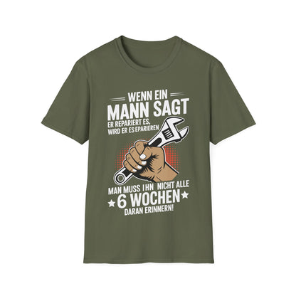 Military Green Reparatur Humor T-Shirt mit Spruch „Wenn ein Mann sagt, er repariert es…“ und Illustration einer Hand mit Schraubenschlüssel – erhältlich in Schwarz, Military Green und Grau