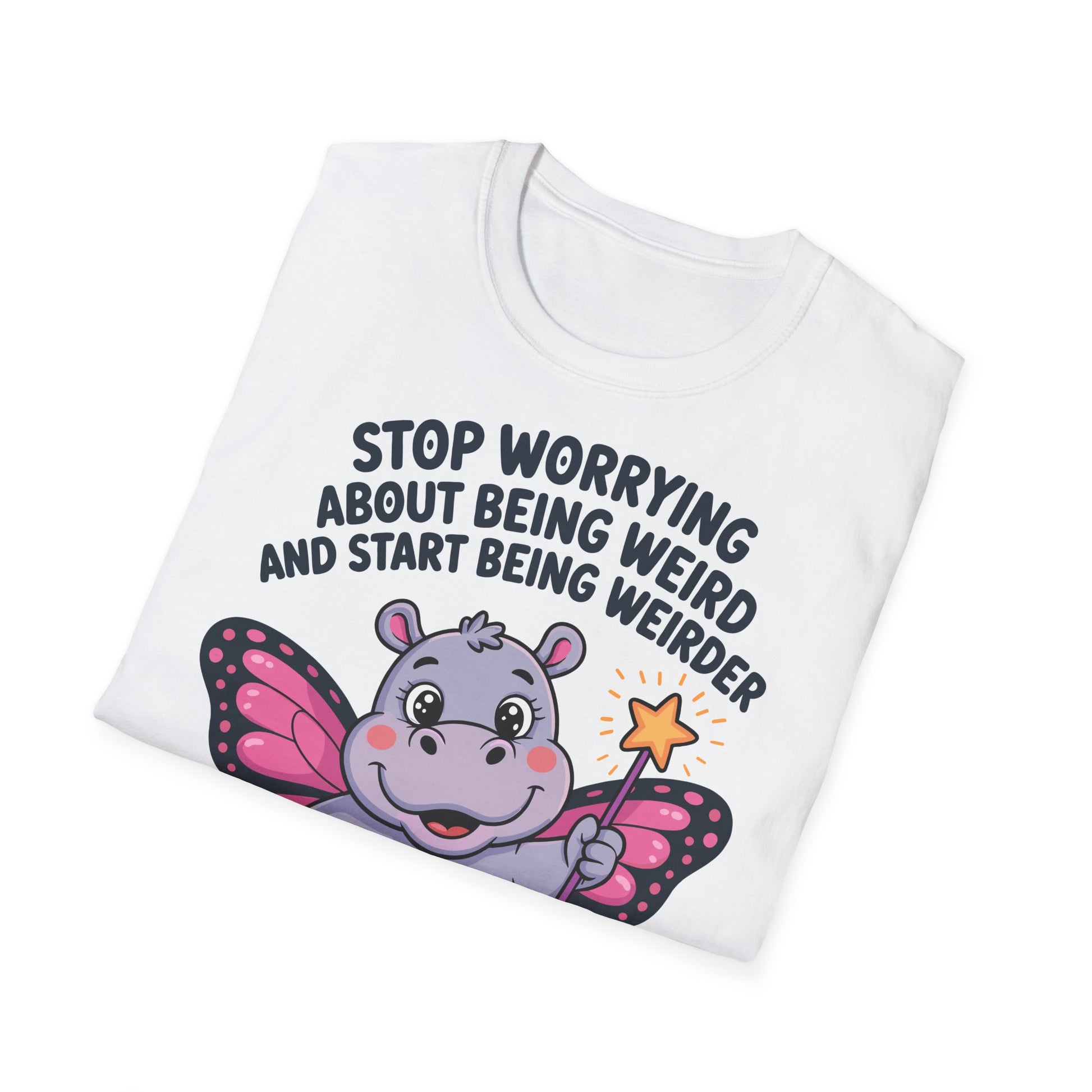 weißes Shirt Schwarzes T-Shirt mit lustigem Nilpferd im Feen-Outfit und Spruch „Stop Worrying About Being Weird and Start Being Weirder“ gefaltene Version