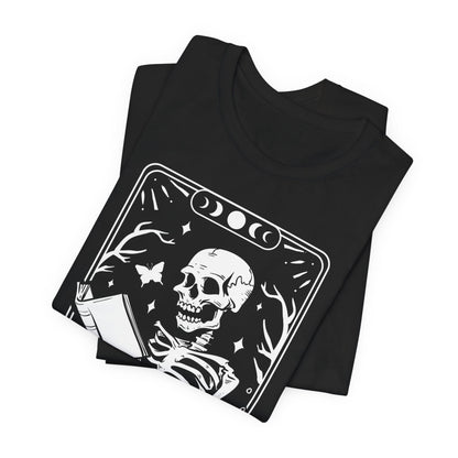 Tarot T-Shirt The Reader – Mystisches Buch-Shirt für Leseratten & Spirituelle – Okkultes Design