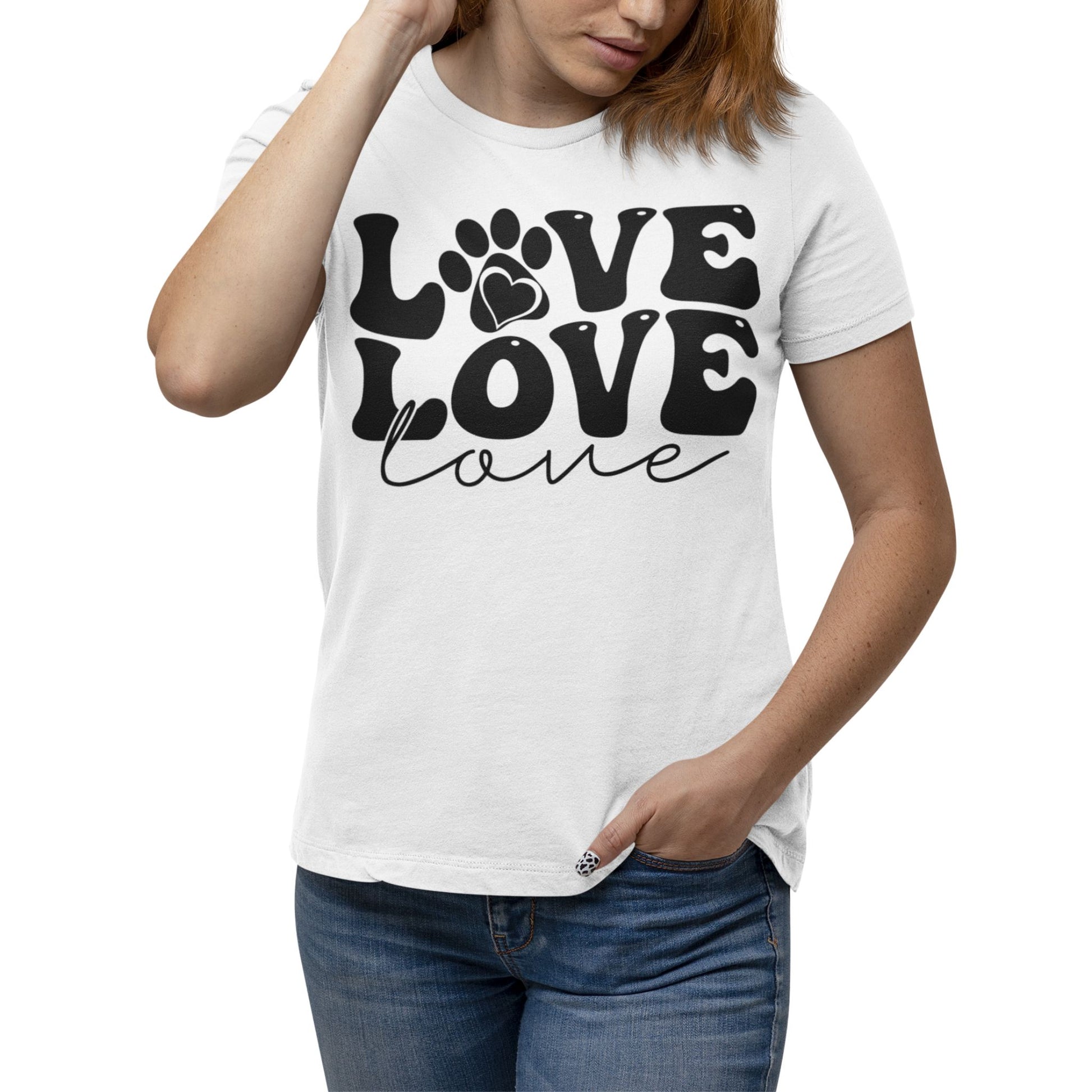 Frau trägt Weißes T-Shirt mit schwarzem Love-Schriftzug, Herz und Pfotenabdruck – Unisex Tierfreunde Shirt