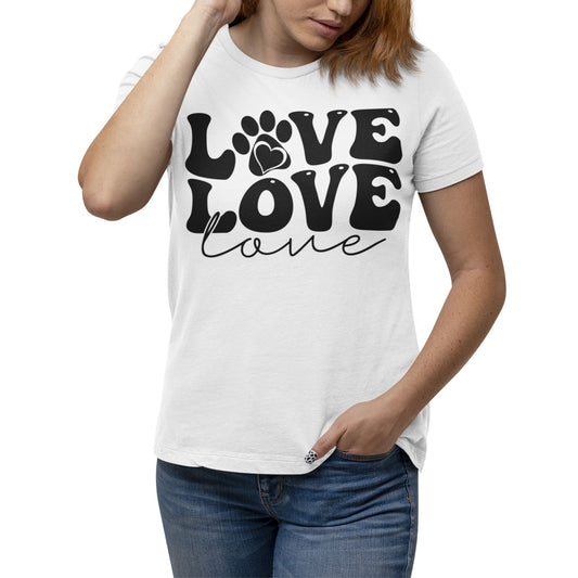 Frau trägt Weißes T-Shirt mit schwarzem Love-Schriftzug, Herz und Pfotenabdruck – Unisex Tierfreunde Shirt