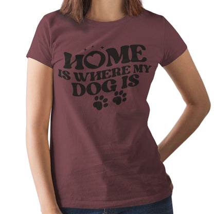 Frau trägt maroon T-Shirt mit schwarzem Aufdruck „Home Is Where My Dog Is“ und Pfotenmotiv – Hunde Funshirt für Männer und Frauen

