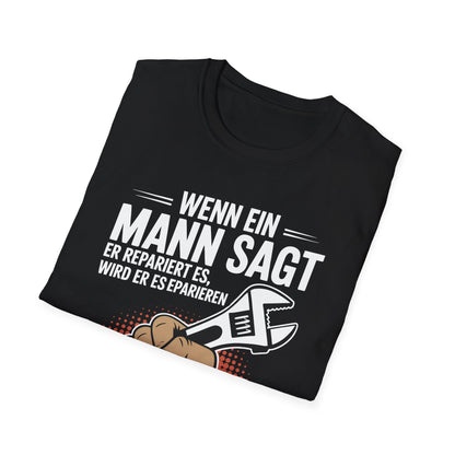 schwarzes gefaltenes Shirt Schwarzes Reparatur Humor T-Shirt mit Spruch „Wenn ein Mann sagt, er repariert es…“ und Illustration einer Hand mit Schraubenschlüssel – erhältlich in Schwarz, Military Green und Grau