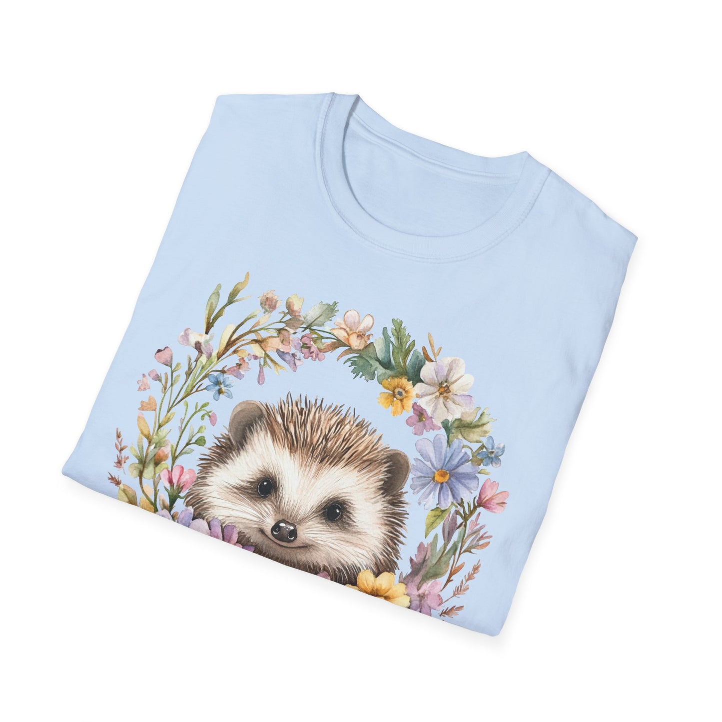 Light Blue T-Shirt mit süßem Igel-Motiv im bunten Blumenkranz – Unisex Tiermotiv Shirt gefalten 