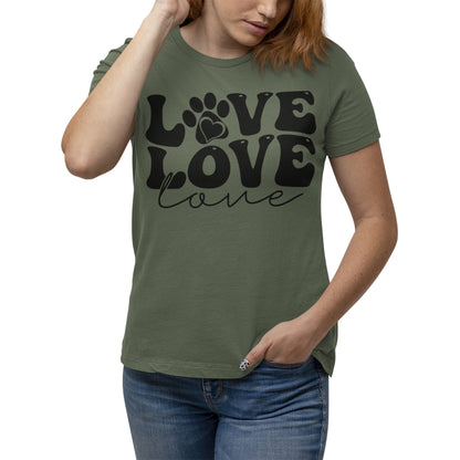 Frau trägt military green T-Shirt mit schwarzem Love-Schriftzug, Herz und Pfotenabdruck – Unisex Tierfreunde Shirt