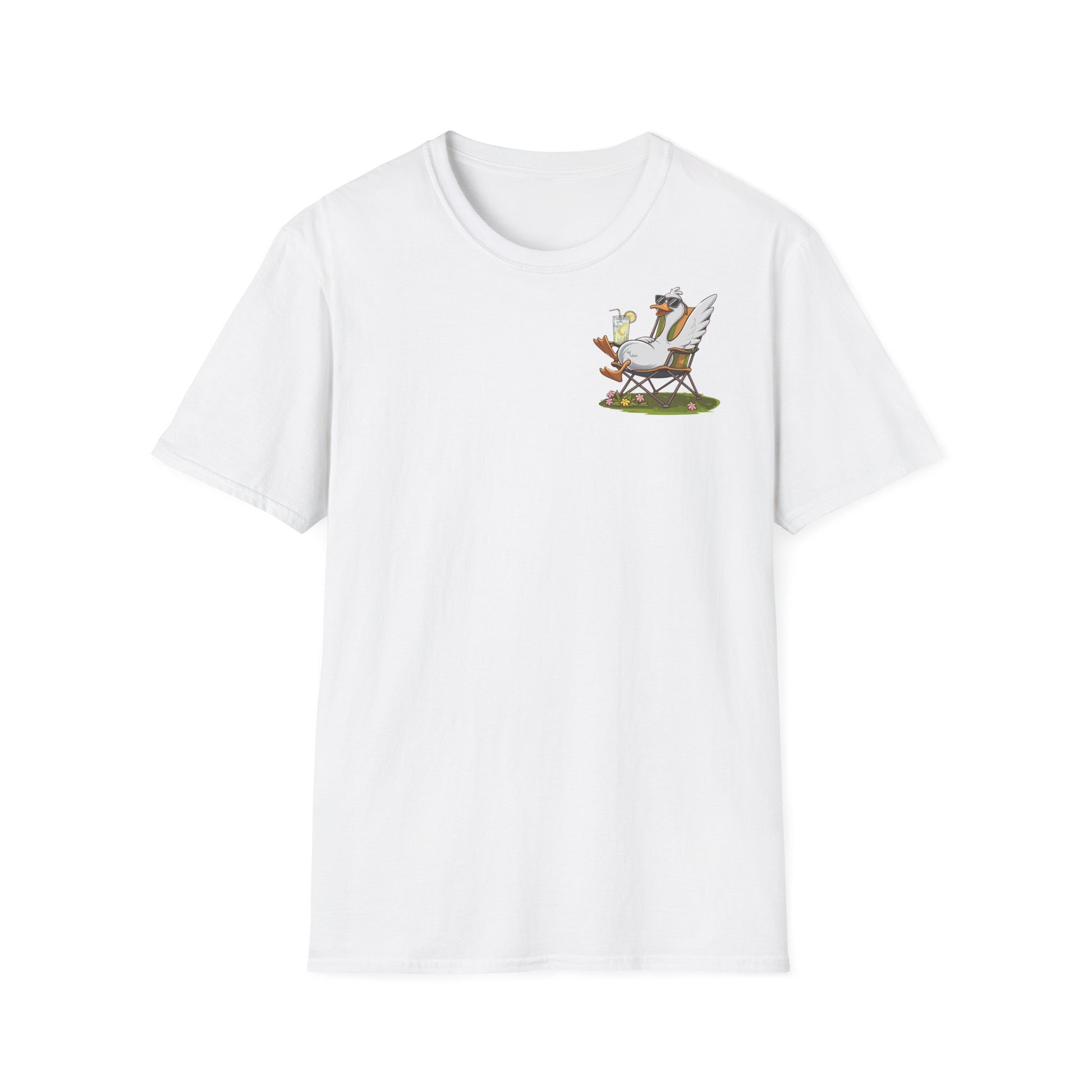 Weißes Unisex T-Shirt mit großem Rückenmotiv: entspannte Gans im Liegestuhl mit Cocktail & Ventilator, Text „Summer Vibes – Too Hot to Move“.