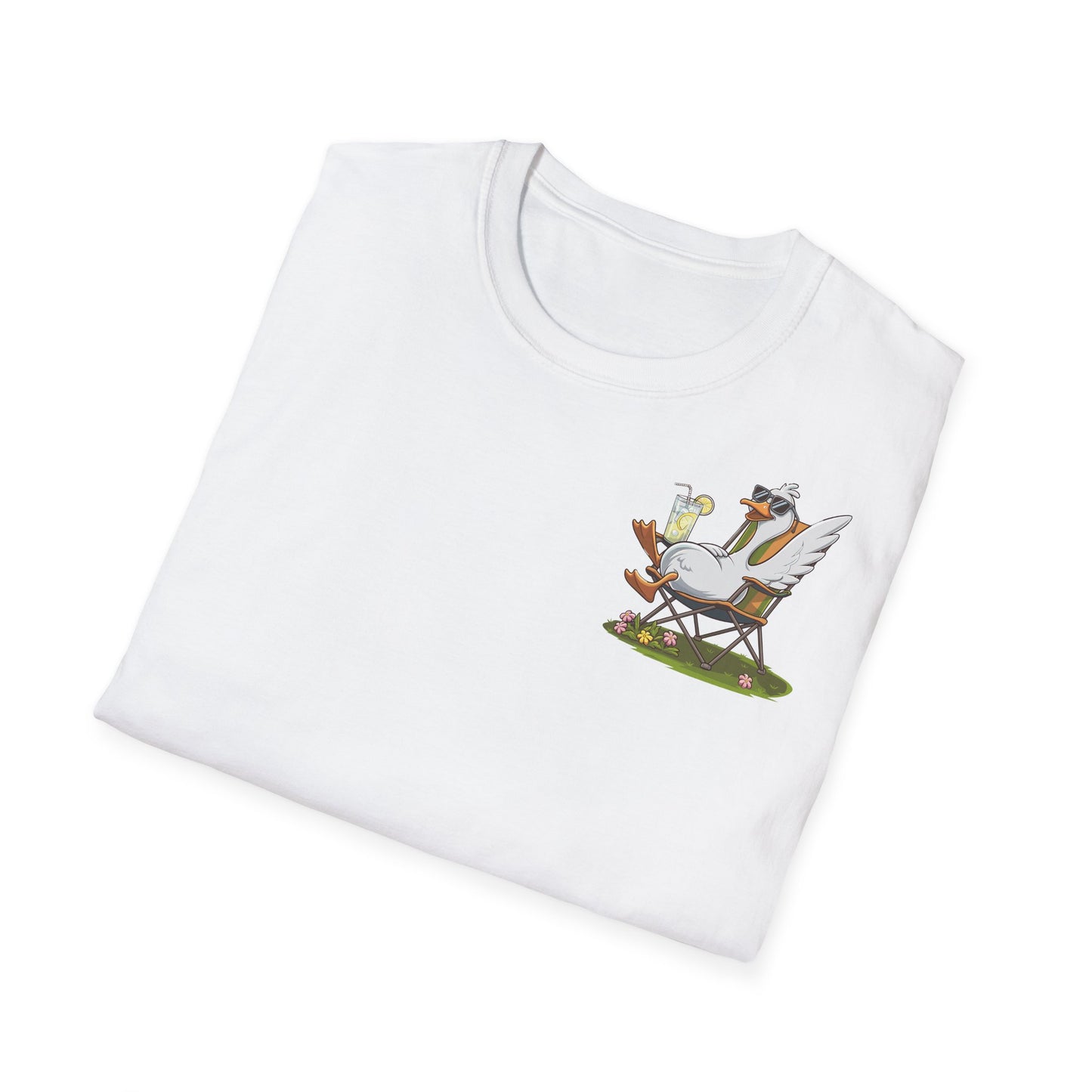 Weißes Unisex T-Shirt mit großem Rückenmotiv: entspannte Gans im Liegestuhl mit Cocktail & Ventilator, Text „Summer Vibes – Too Hot to Move“.