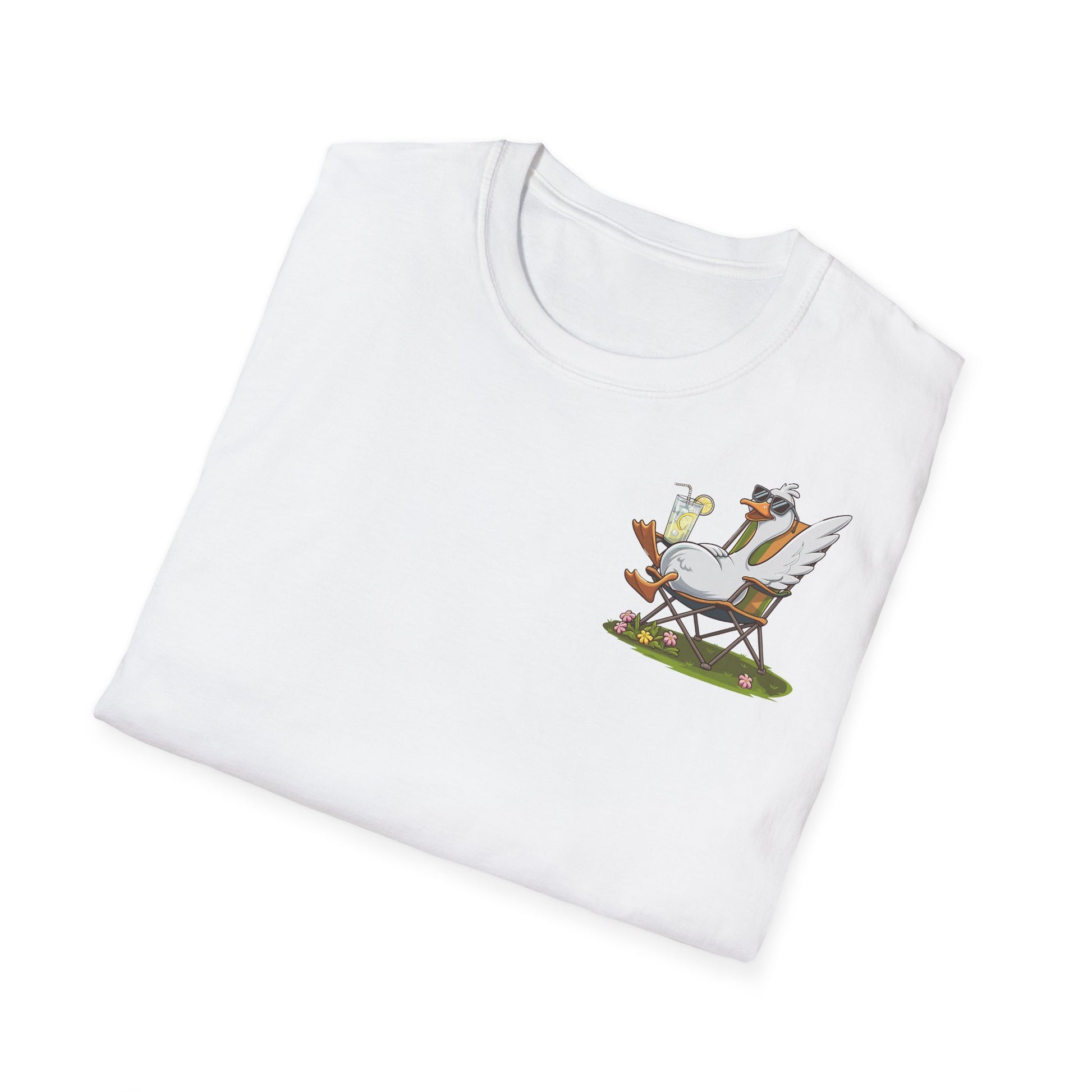 Weißes Unisex T-Shirt mit großem Rückenmotiv: entspannte Gans im Liegestuhl mit Cocktail & Ventilator, Text „Summer Vibes – Too Hot to Move“.