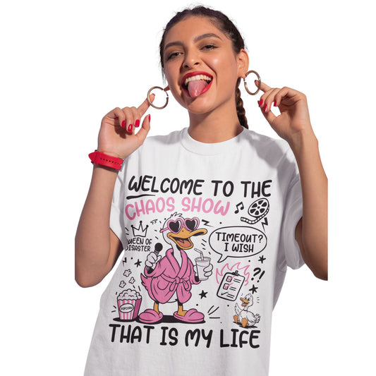 Damen T-Shirt mit Gans im pinken Bademantel und Spruch 'Welcome to the Chaos Show' – witziges Motiv für Frauen