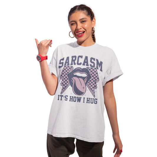 Mädel trägt Sarcasm – It's How I Hug Shirt mit Retro Lippen- und Zungen-Print, lustiges Statement Shirt für Männer und Frauen
