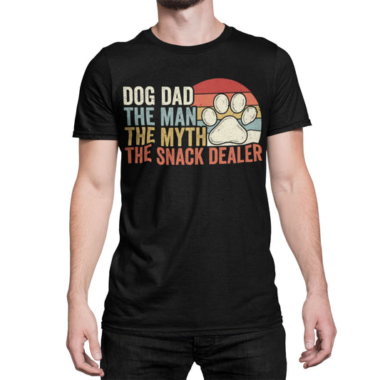 Mann trägt Schwarzes T-Shirt mit Aufdruck „Dog Dad – The Man, The Myth, The Snack Dealer“ und Pfoten-Motiv im Retro-Look, Geschenk für Hundebesitzer