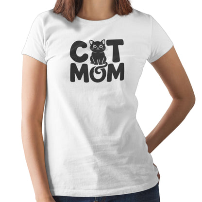 Frau trägt Weißes T-Shirt mit der Aufschrift „Cat Mom“ und süßer schwarzer Katze als Design – perfektes Geschenk für Katzenmamas