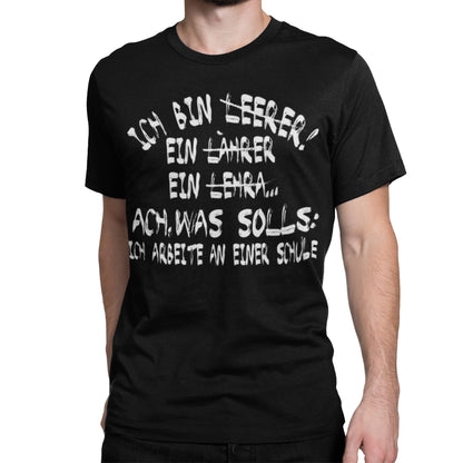 Mann trägt Schwarzes T-Shirt mit weißem Aufdruck „Ich bin Lehrer… Ach was soll’s: Ich arbeite an einer Schule“ – lustiges Funshirt für Lehrer und Schulpersonal

