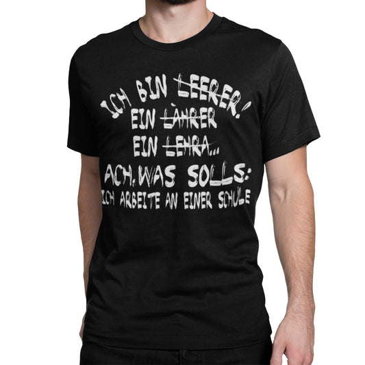 Mann trägt Schwarzes T-Shirt mit weißem Aufdruck „Ich bin Lehrer… Ach was soll’s: Ich arbeite an einer Schule“ – lustiges Funshirt für Lehrer und Schulpersonal

