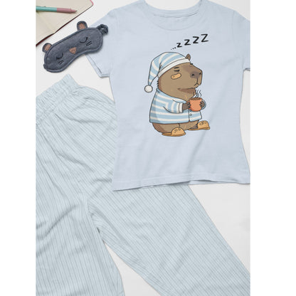 Hellblaues Capybara Schlafshirt – Süßes Pyjama T-Shirt mit schlafendem Capybara, Tasse Tee und gestreiftem Schlafanzug – Unisex Nachtshirt für Damen & Herren