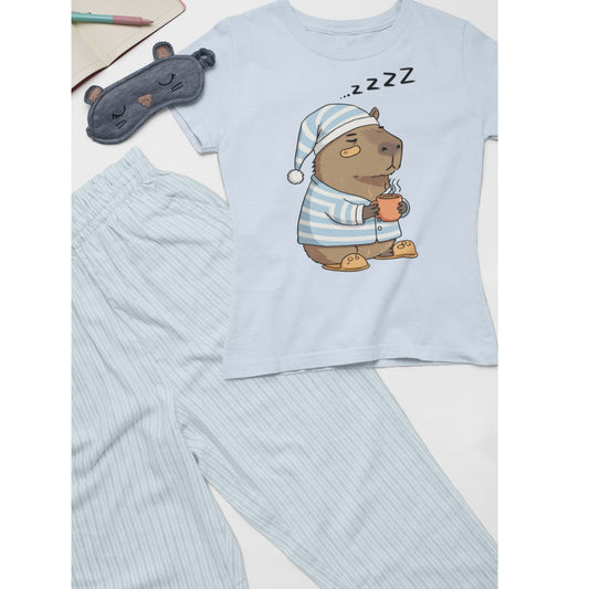 Hellblaues Capybara Schlafshirt – Süßes Pyjama T-Shirt mit schlafendem Capybara, Tasse Tee und gestreiftem Schlafanzug – Unisex Nachtshirt für Damen & Herren