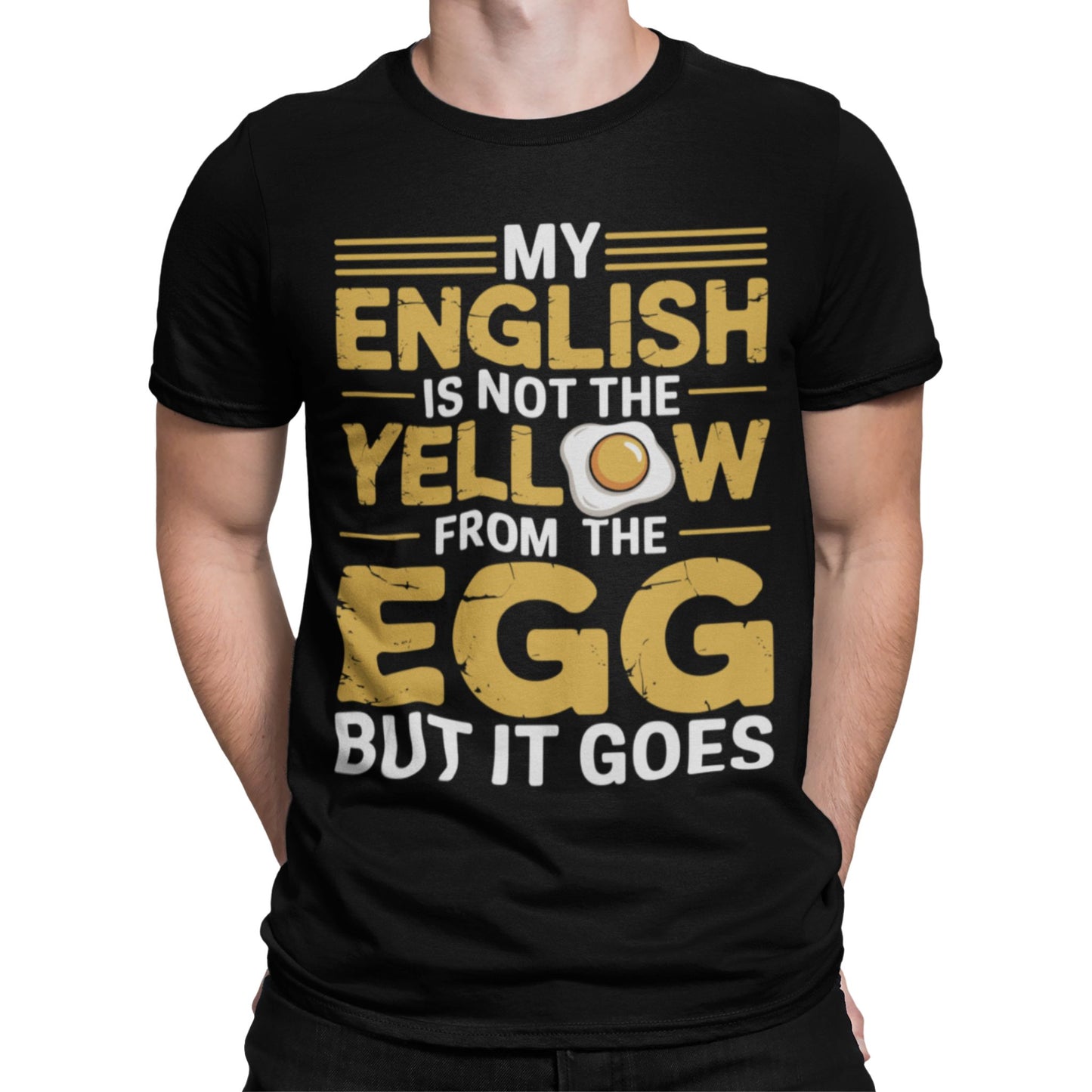 Mann trägt Schwarzes T-Shirt mit gelb-weißem Aufdruck „My English is not the yellow from the egg – but it goes“ und Spiegelei-Motiv – lustiges Englisch Funshirt für Männer & Frauen

