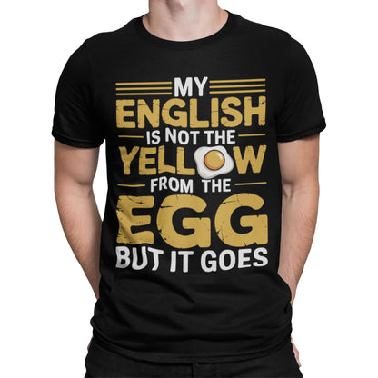 Mann trägt Schwarzes T-Shirt mit gelb-weißem Aufdruck „My English is not the yellow from the egg – but it goes“ und Spiegelei-Motiv – lustiges Englisch Funshirt für Männer & Frauen

