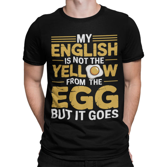 Mann trägt Schwarzes T-Shirt mit gelb-weißem Aufdruck „My English is not the yellow from the egg – but it goes“ und Spiegelei-Motiv – lustiges Englisch Funshirt für Männer & Frauen

