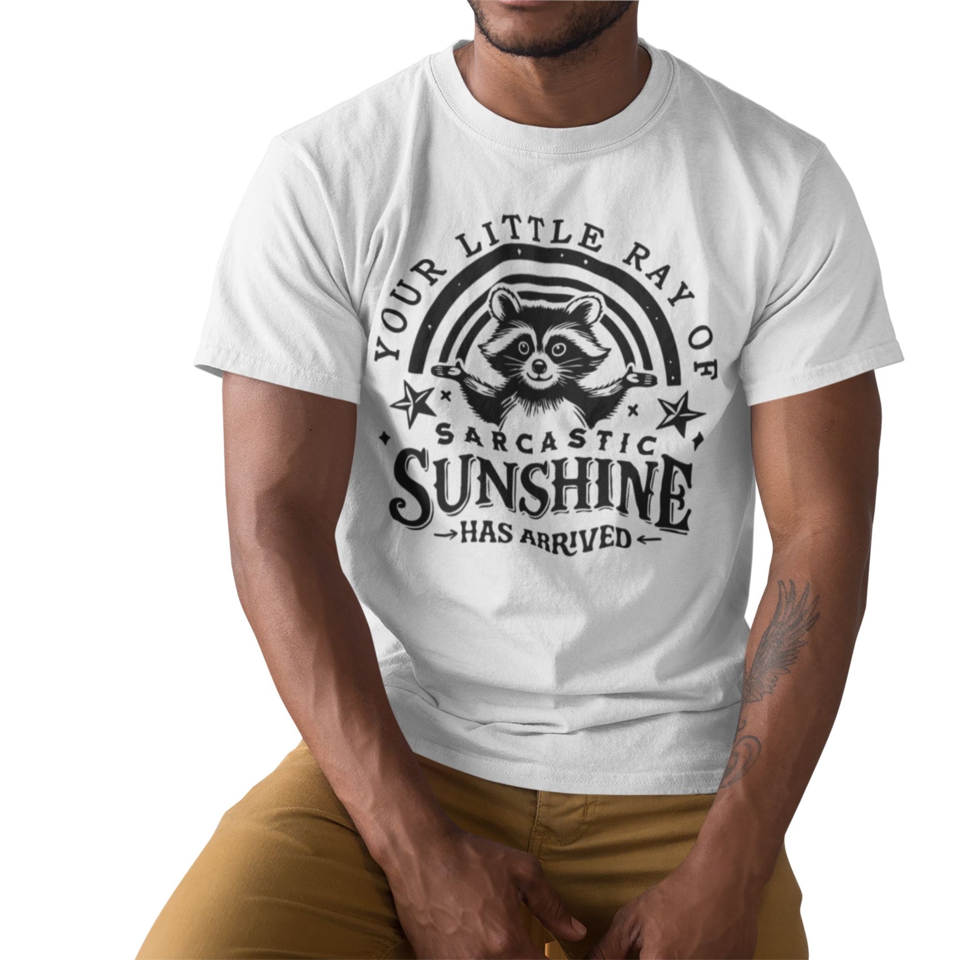 Weißes T-Shirt mit Waschbär und dem englischen Spruch „Your little ray of sarcastic sunshine has arrived“ in verspielter Schrift