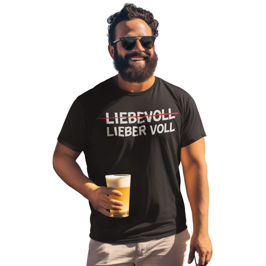Mann trägt Schwarzes Unisex T-Shirt mit lustigem Spruch „Liebevoll? Lieber Voll!“ – durchgestrichener Text, Partyshirt für Männer und Frauen