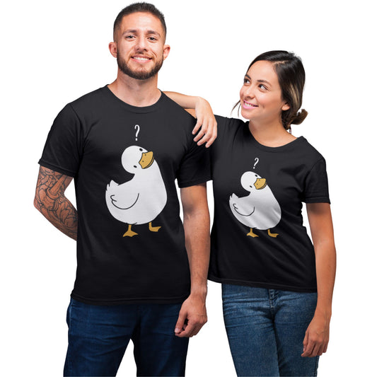 Mann & Frau tragen Schwarzes T-Shirt mit weißer, verwirrt blickender Ente und Fragezeichen über dem Kopf – humorvolles Cartoon-Shirt für Männer & Frauen