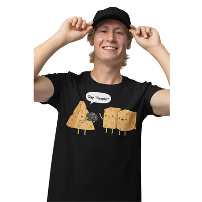 Schwarzes Unisex T-Shirt mit Cartoon-Käsefiguren, die ein Foto machen und dem Spruch „Say People?“ als Wortspiel auf „Say Cheese“