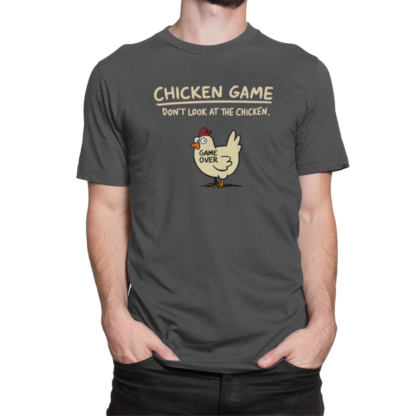 Mann trägt Unisex T-Shirt in Dunkelgrau mit Cartoon-Huhn und Spruch „Chicken Game – Don’t look at the chicken. Game Over“ – lustiges Shirt für Nerds & Partys