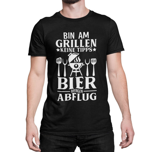 Mann trägt Lustiges BBQ T-Shirt in Schwarz mit Spruch „Bin am Grillen – Keine Tipps, Bier bringen, Abflug“ für Männer und Frauen