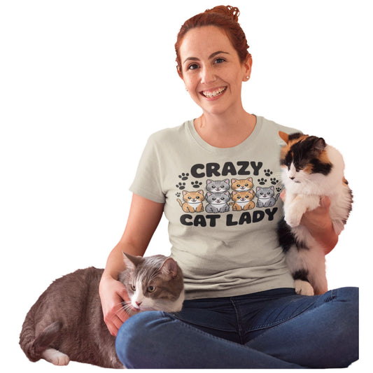Frau hat 2 Katzen auf dem Arm und trägt Beiges Crazy Cat Lady T-Shirt mit süßem Cartoon-Katzenmotiv für Damen und Unisex