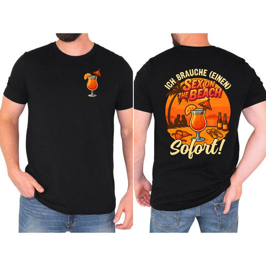 Schwarzes T-Shirt mit Cocktail-Motiv und dem Spruch „Ich brauche (einen) Sex on the Beach – Sofort!“ auf Vorder- und Rückseite – perfekt für Partyurlaub

