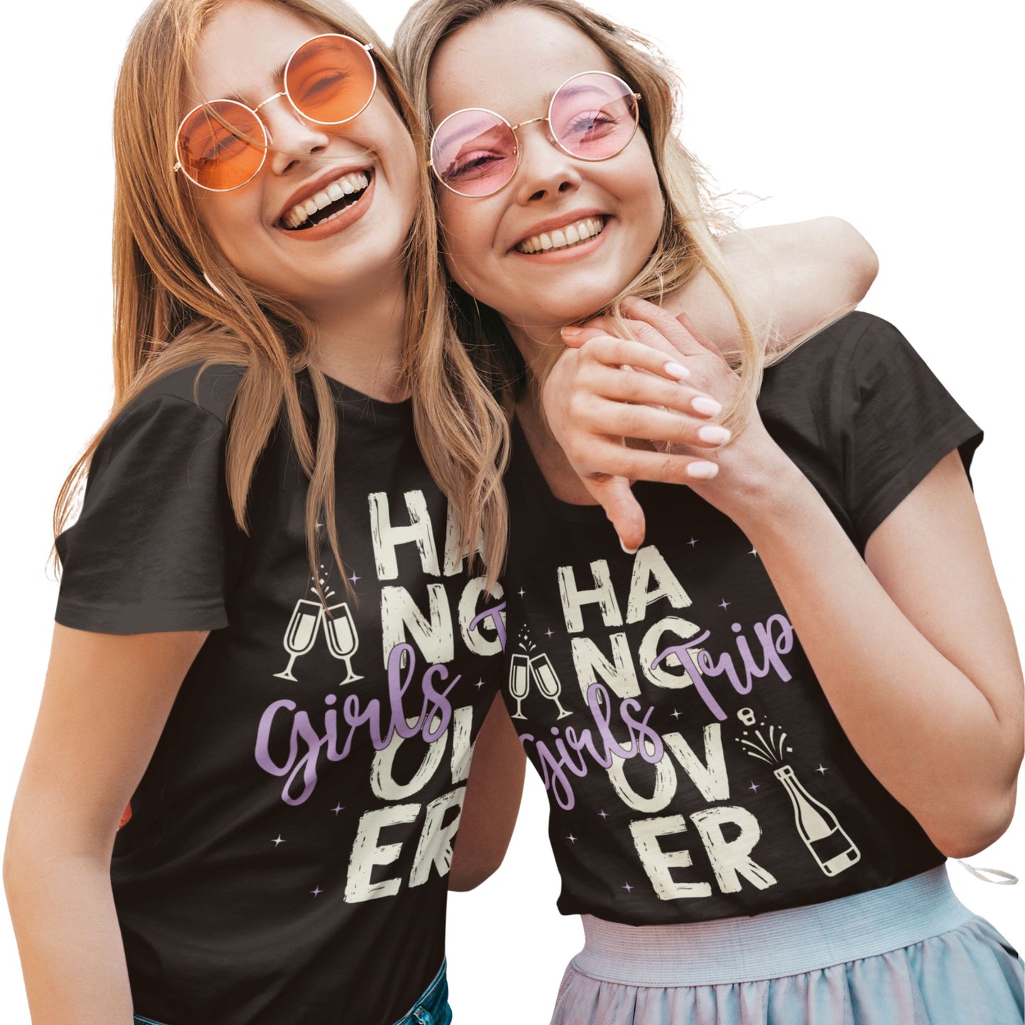 2 Frauen tragen ein Schwarzes T-Shirt mit Aufdruck „Hangover Girls Trip“ in Weiß und Flieder – Partyshirt im Unisex-Schnitt für Damen im Gruppen-Look