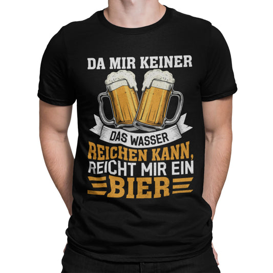 Mann trägt Schwarzes T-Shirt mit Spruch „Da mir keiner das Wasser reichen kann, reicht mir ein Bier“ – Zwei Bierkrüge – Lustiges Partyshirt für Männer