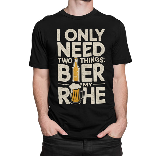 Mann trägt Schwarzes T-Shirt mit Aufdruck "I Only Need Two Things: Bier & My Ruhe" in Vintage-Optik – lustiges Bierliebhaber Shirt für Kneipe, Festival und Grillparty