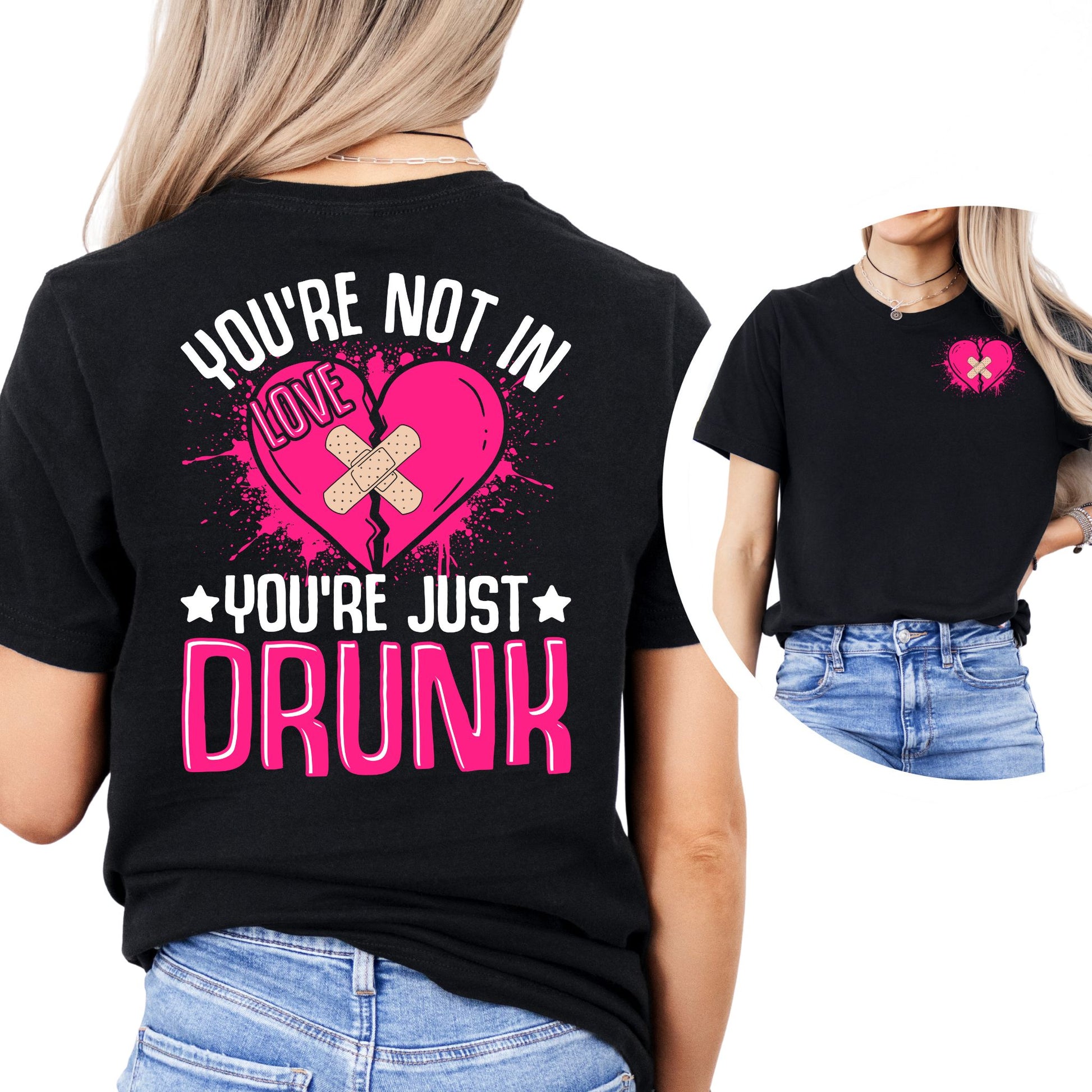 Schwarzes „You’re Not in Love – You’re Just Drunk“ Damen T-Shirt mit großem Herzprint auf dem Rücken und kleinem Herzsymbol auf der Brust – Lustiges Party & Girls Support Girls Statement Shirt