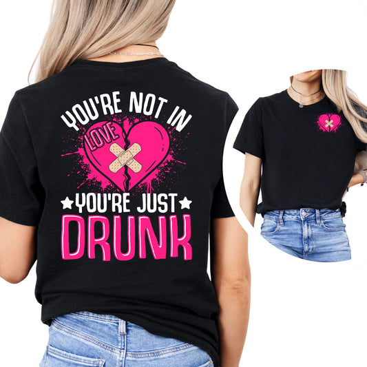 Schwarzes „You’re Not in Love – You’re Just Drunk“ Damen T-Shirt mit großem Herzprint auf dem Rücken und kleinem Herzsymbol auf der Brust – Lustiges Party & Girls Support Girls Statement Shirt