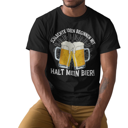 Schwarzes T-Shirt mit zwei anstoßenden Bierkrügen und dem Spruch „Schlechte Ideen beginnen mit: Halt mein Bier!“